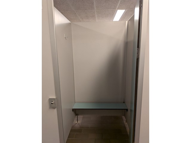 Ca. 6 meter dubbelzijdige kleedruimte-module — 12x kleedkamer - afbeelding 2 van  12