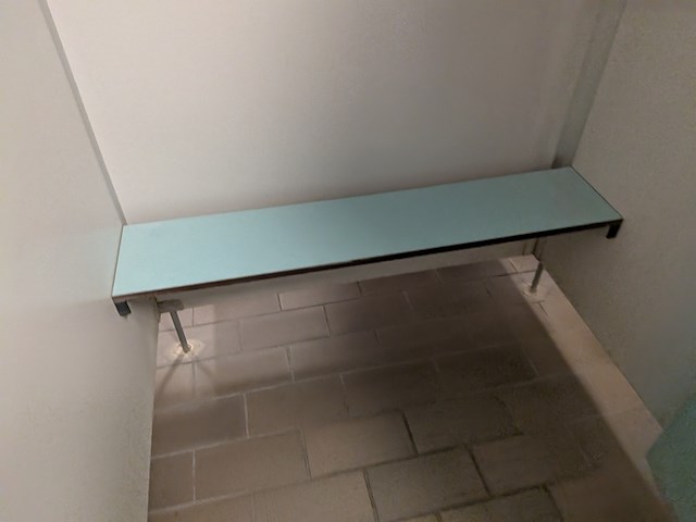 Ca. 6 meter dubbelzijdige kleedruimte-module — 12x kleedkamer - afbeelding 3 van  12
