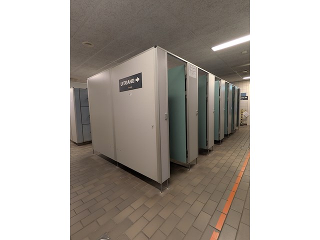 Ca. 6 meter dubbelzijdige kleedruimte-module — 12x kleedkamer - afbeelding 1 van  12