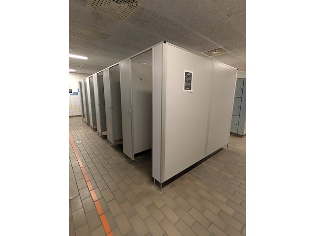 Ca. 6 meter dubbelzijdige kleedruimte-module — 12x kleedkamer - afbeelding 7 van  12