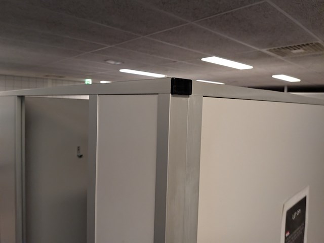 Ca. 6 meter dubbelzijdige kleedruimte-module — 12x kleedkamer - afbeelding 8 van  12