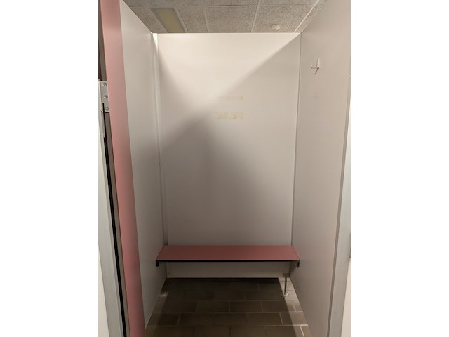 Ca. 6 meter dubbelzijdige kleedruimte-module — 12x kleedkamer - afbeelding 9 van  12