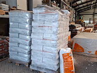 Ca. 60 za k a 20 kilo droge egalisatiekorrel fermacell - afbeelding 1 van  5