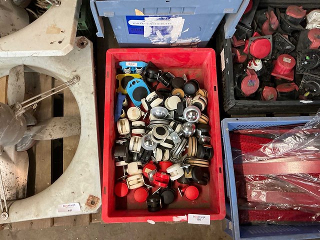 Ca. 60 zwenkwielen - afbeelding 1 van  1