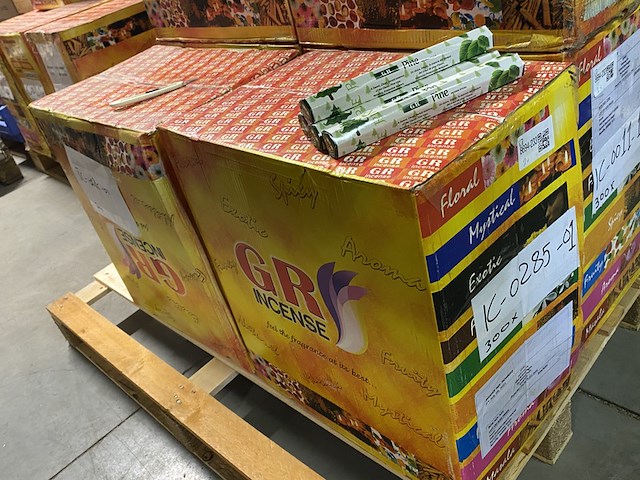 Ca. 600x pakjes wierrook - afbeelding 1 van  3