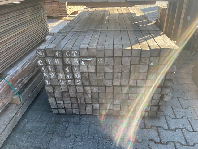Ca. 60x azobe palen fijnbezaagd gepunt, 60x60mm, lengte 275cm - afbeelding 1 van  3