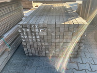 Ca. 60x azobe palen fijnbezaagd gepunt, 60x60mm, lengte 275cm