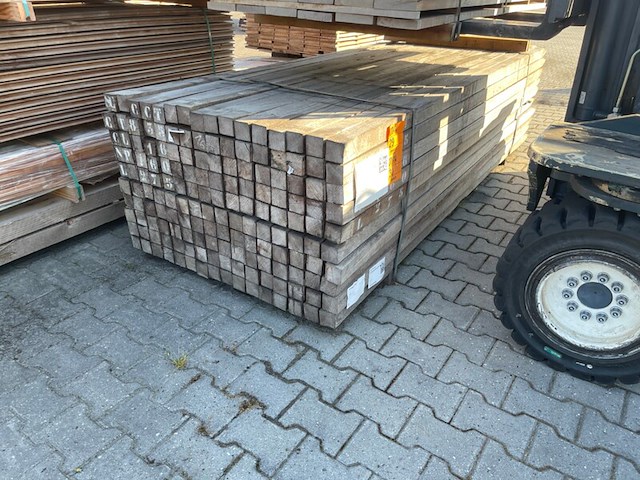 Ca. 60x azobe palen fijnbezaagd gepunt, 60x60mm, lengte 275cm - afbeelding 2 van  3