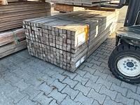 Ca. 60x azobe palen fijnbezaagd gepunt, 60x60mm, lengte 275cm - afbeelding 2 van  3