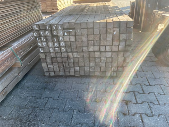 Ca. 60x azobe palen fijnbezaagd gepunt, 60x60mm, lengte 275cm - afbeelding 3 van  3