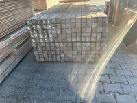 Ca. 60x azobe palen fijnbezaagd gepunt, 60x60mm, lengte 275cm - afbeelding 3 van  3
