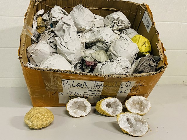 Ca. 60x bergkristal geodes - afbeelding 1 van  4