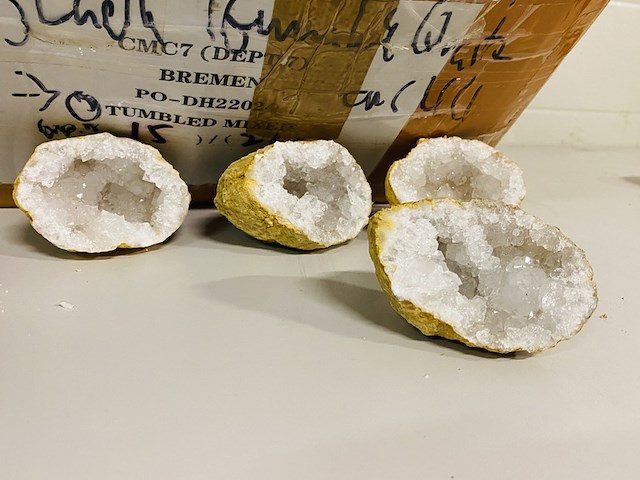 Ca. 60x bergkristal geodes - afbeelding 2 van  4