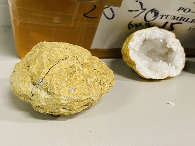 Ca. 60x bergkristal geodes - afbeelding 3 van  4