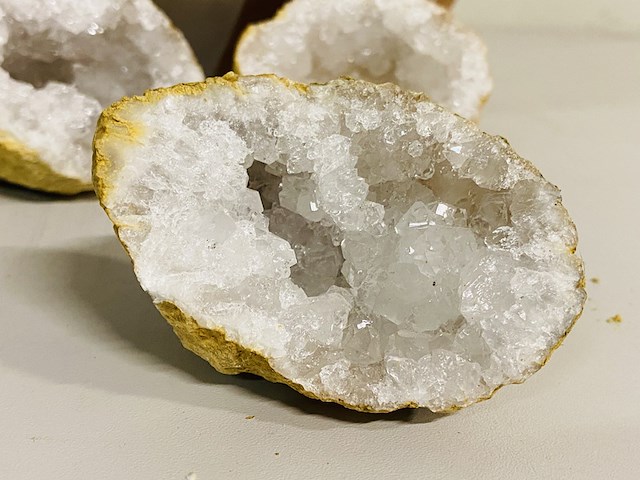 Ca. 60x bergkristal geodes - afbeelding 4 van  4
