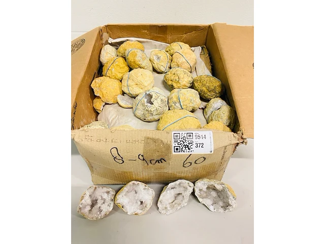 Ca. 60x bergkristal geodes - afbeelding 1 van  5