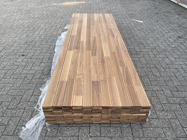 Ca. 60x guyana teak dekdelen gevingerlast, 21x90mm, lengte 400cm - afbeelding 1 van  4