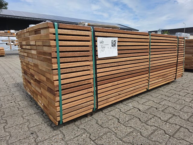 Ca. 63x guyana teak planken geschaafd, 25x145mm, lengte 215cm - afbeelding 2 van  4