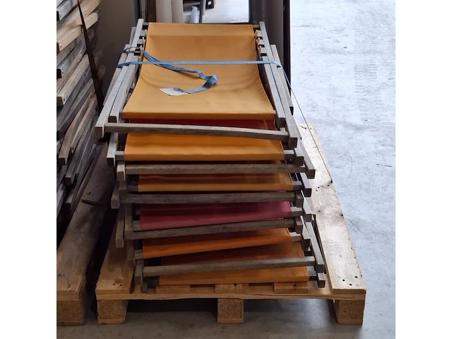 Ca. 63x houten strandstoel met gekleurde zitting | rood, oranje en geel - afbeelding 5 van  7