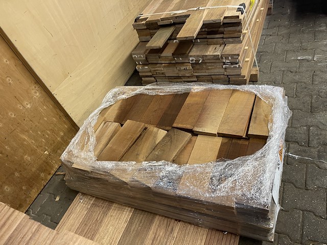 Ca. 63x ipé country grade planken ruw, 27x130mm, lengte 35cm - afbeelding 1 van  3