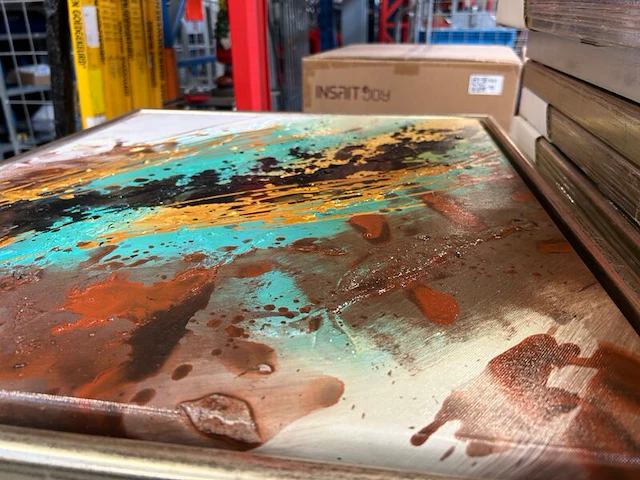 Ca. 63x schilderijen in lijst, abstracte en figuratieve afbeeldingen - afbeelding 4 van  5