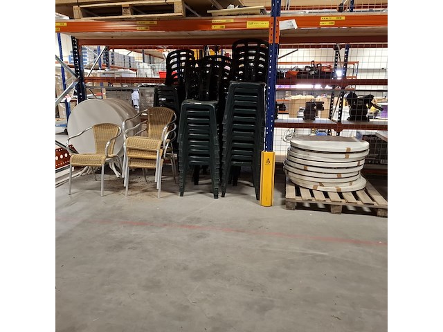 Ca. 63x terras stoelen met 16 tafels - afbeelding 1 van  17