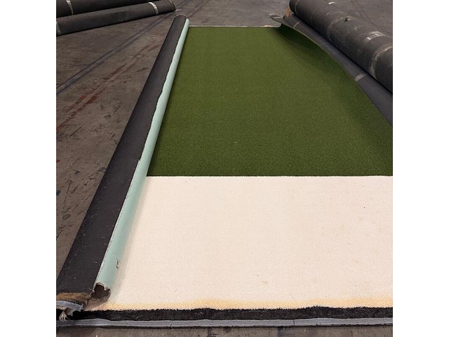 Ca. 6,4m2 kunstgras, 10 mm hoog, groen, wit - afbeelding 1 van  2