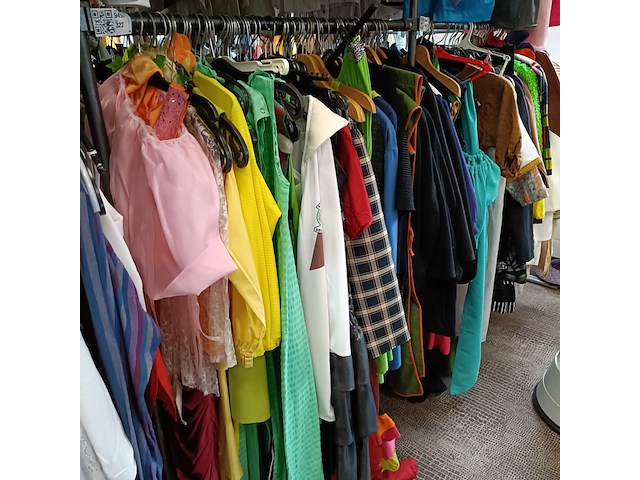 Ca. 64x kind diverse verkleedkleding - afbeelding 1 van  3