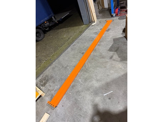 Ca 65 ligger voor palletstelling, oranje - afbeelding 2 van  3