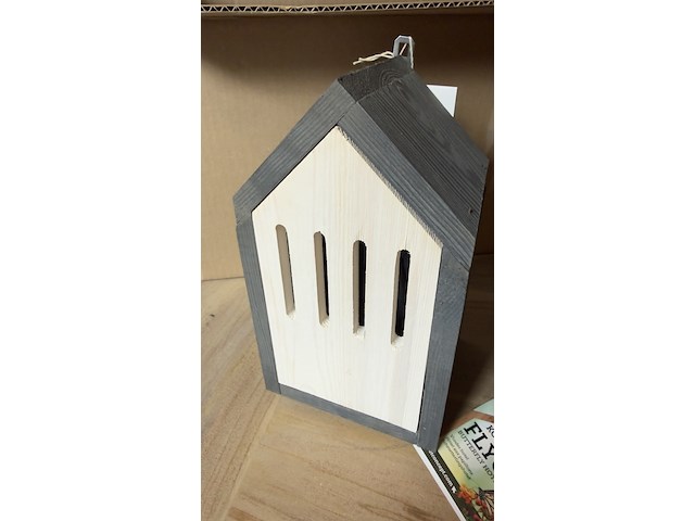 Ca. 65x insectenhotels & vlinderhuizen, kowloon / flyga - afbeelding 3 van  19