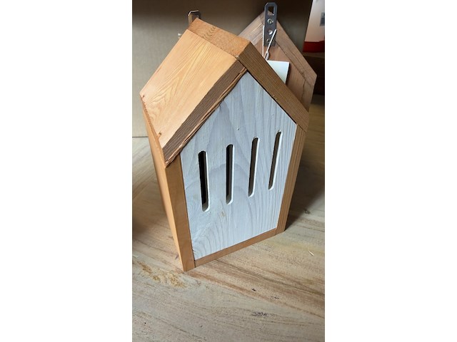 Ca. 65x insectenhotels & vlinderhuizen, kowloon / flyga - afbeelding 6 van  19