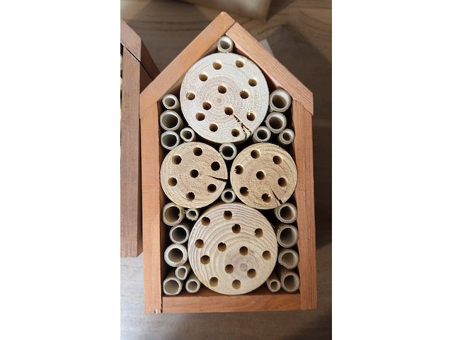 Ca. 65x insectenhotels & vlinderhuizen, kowloon / flyga - afbeelding 7 van  19