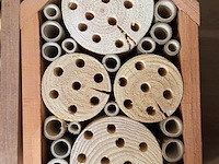 Ca. 65x insectenhotels & vlinderhuizen, kowloon / flyga - afbeelding 7 van  19