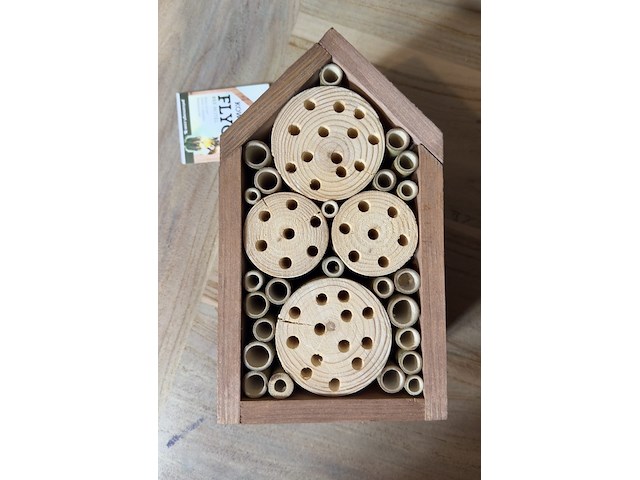 Ca. 65x insectenhotels & vlinderhuizen, kowloon / flyga - afbeelding 8 van  19