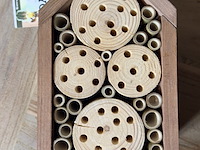 Ca. 65x insectenhotels & vlinderhuizen, kowloon / flyga - afbeelding 8 van  19