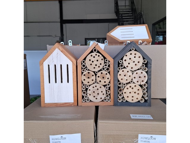 Ca. 65x insectenhotels & vlinderhuizen, kowloon / flyga - afbeelding 1 van  19