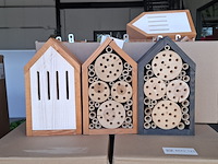 Ca. 65x insectenhotels & vlinderhuizen, kowloon / flyga - afbeelding 1 van  19