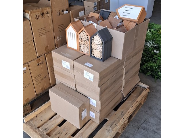 Ca. 65x insectenhotels & vlinderhuizen, kowloon / flyga - afbeelding 12 van  19