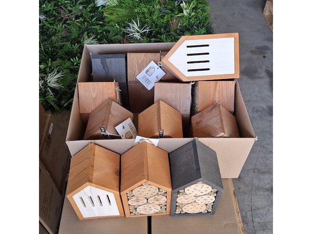 Ca. 65x insectenhotels & vlinderhuizen, kowloon / flyga - afbeelding 13 van  19