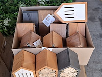 Ca. 65x insectenhotels & vlinderhuizen, kowloon / flyga - afbeelding 13 van  19