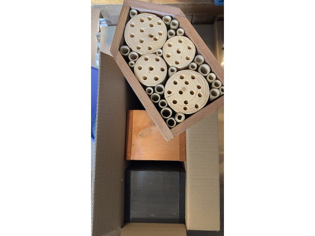 Ca. 65x insectenhotels & vlinderhuizen, kowloon / flyga - afbeelding 14 van  19