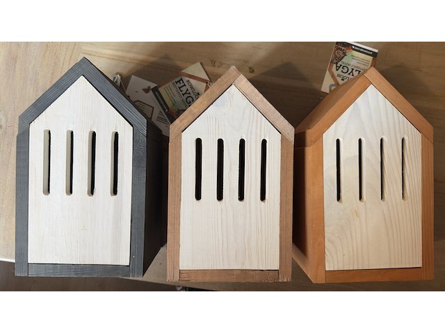 Ca. 65x insectenhotels & vlinderhuizen, kowloon / flyga - afbeelding 18 van  19