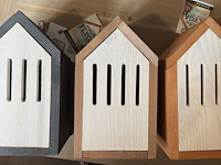 Ca. 65x insectenhotels & vlinderhuizen, kowloon / flyga - afbeelding 18 van  19