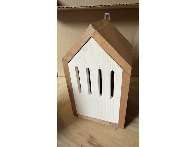 Ca. 65x insectenhotels & vlinderhuizen, kowloon / flyga - afbeelding 19 van  19