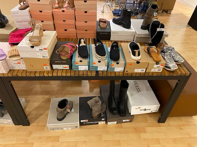 Ca. 66x damesschoenen, posh, geox, tamaris, ugg etc. - afbeelding 1 van  5