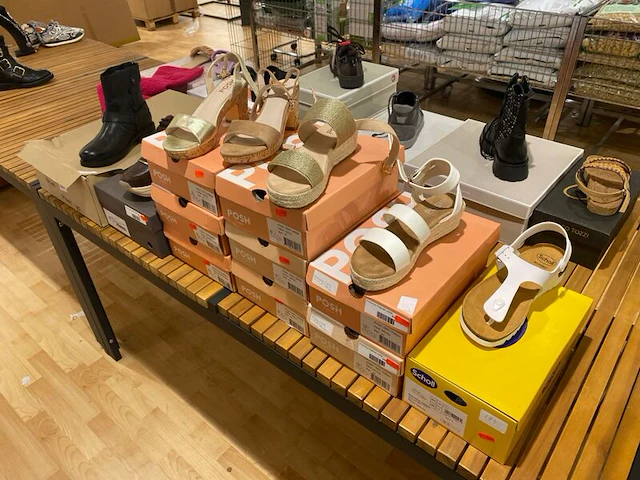 Ca. 66x damesschoenen, posh, geox, tamaris, ugg etc. - afbeelding 2 van  5