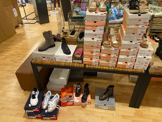 Ca. 66x damesschoenen, posh, geox, tamaris, ugg etc. - afbeelding 4 van  5