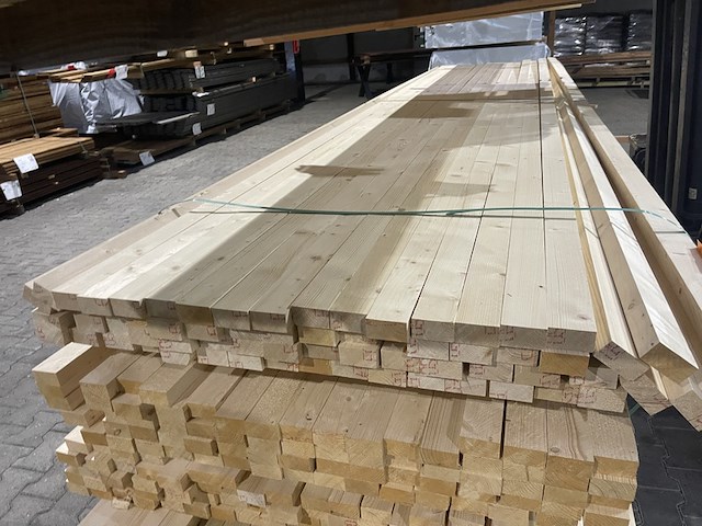 Ca. 66x vuren regels, 32x58mm, lengte 420cm - afbeelding 1 van  3