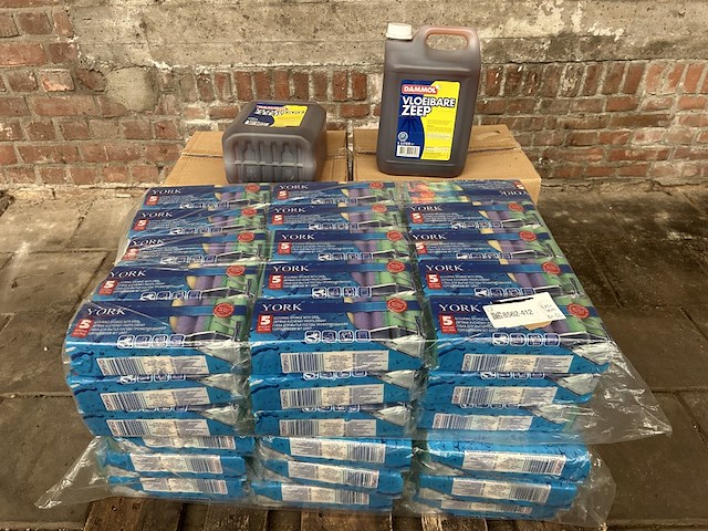 Ca. 675x schuurspons, 8x 5l vloeibare zeep - afbeelding 1 van  4