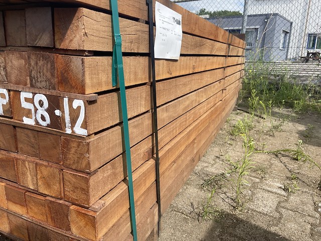 Ca. 67x massaranduba palen fijnbezaagd, 60x60mm, lengte 305cm - afbeelding 2 van  4